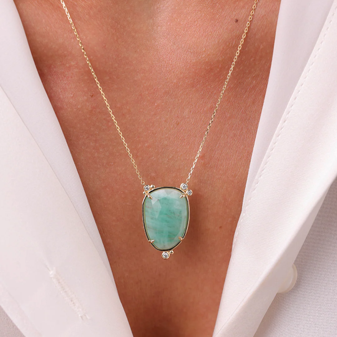 14K Gold Oval Emerald Necklace  with 4 diamonds - Image 4