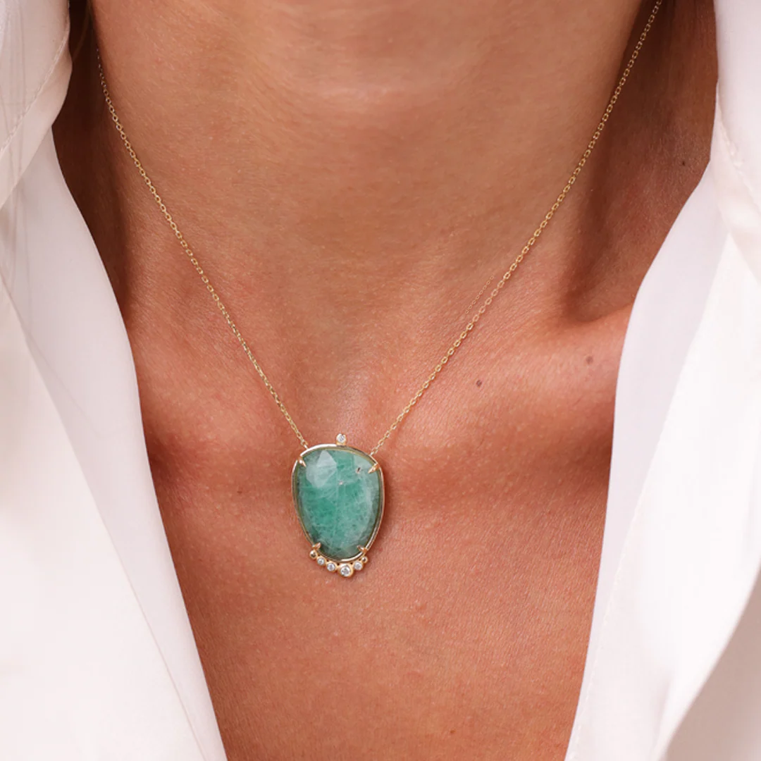 14K Gold Oval Emerald Necklace  with 5 diamonds - Image 4
